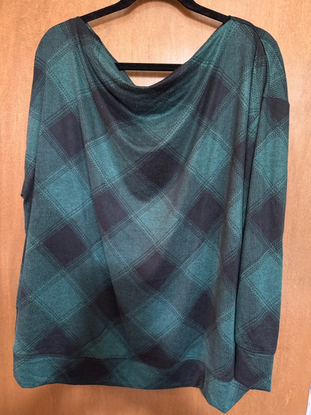 NWOT Women’s Green and Black Plaid Lightweight Sweater